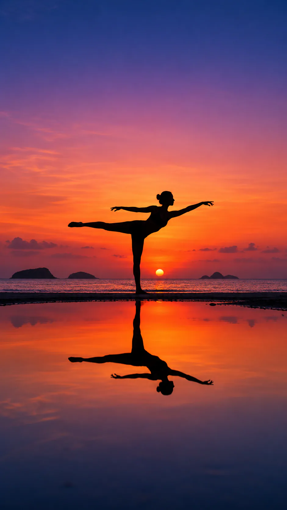 Persona practicando yoga al atardecer frente al mar