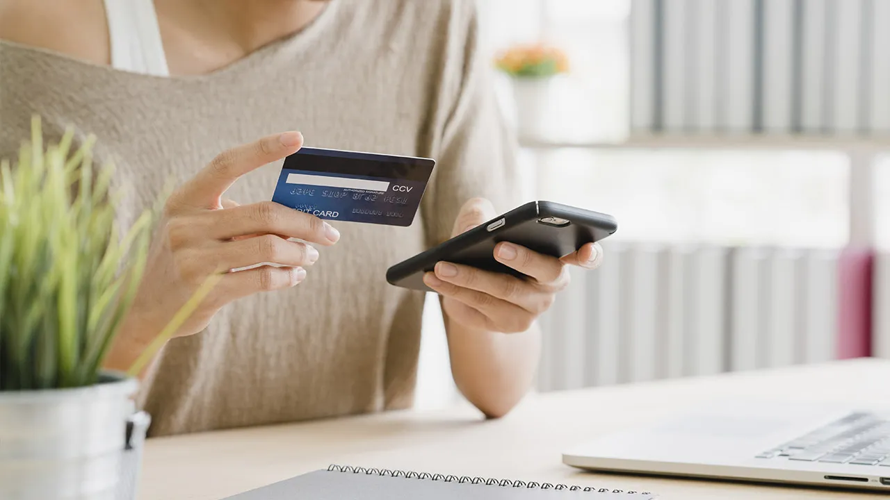 Pago seguro en línea con tarjeta desde un teléfono móvil